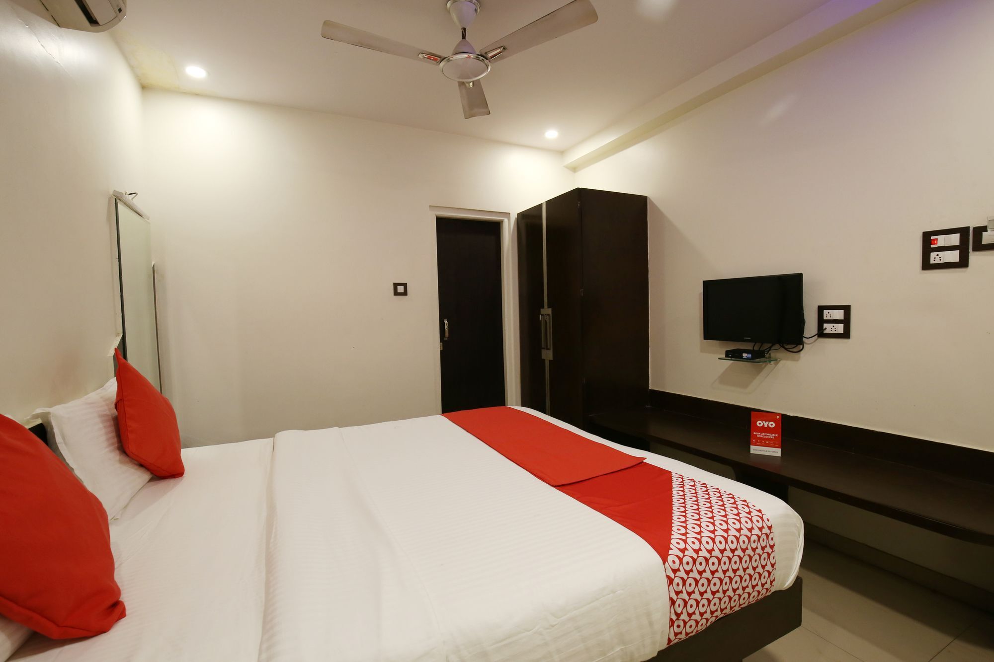 Oyo 11548 Hotel Mrunal Palace Evrengabad Dış mekan fotoğraf